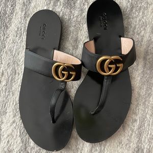 Gucci black leather thong sandal with double G